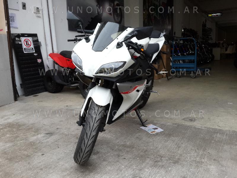 RZ25R Moto Pista Usada 2013 con 350km