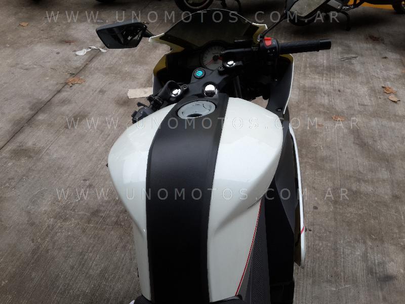 RZ25R Moto Pista Usada 2013 con 350km